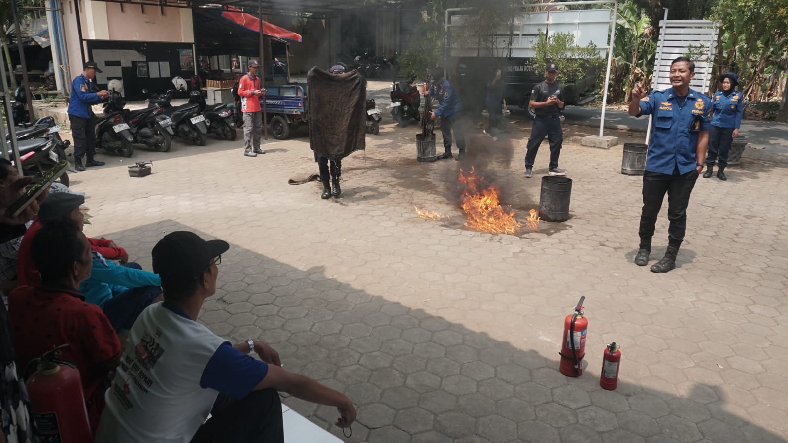 7 Kebakaran di Bong Cino, Damkar Pekalongan Latih Warga Kuryos Jinakkan Api