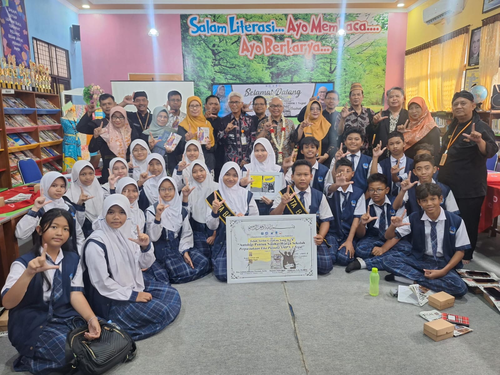 SMP Negeri 1 Kota Tegal Luncurkan Buku Antologi Pantun Nasihat Karya Siswa