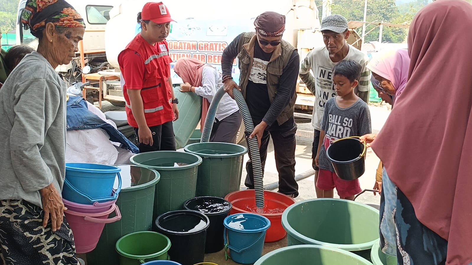 Warga Padasari Tegal Bertahan di Tengah Krisis Air Bersih