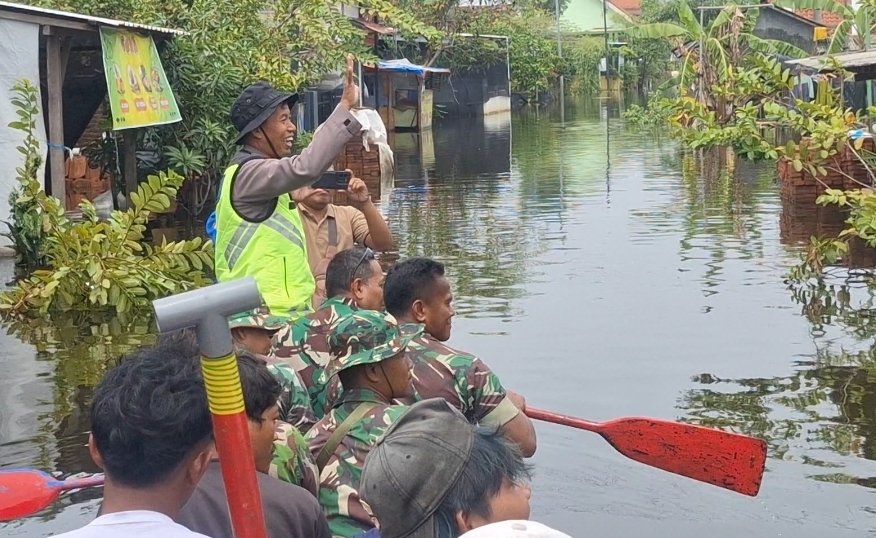 Perjuangan Polisi Blusukan Ajak Warga Mengungsi Saat Banjir Pekalongan Meninggi