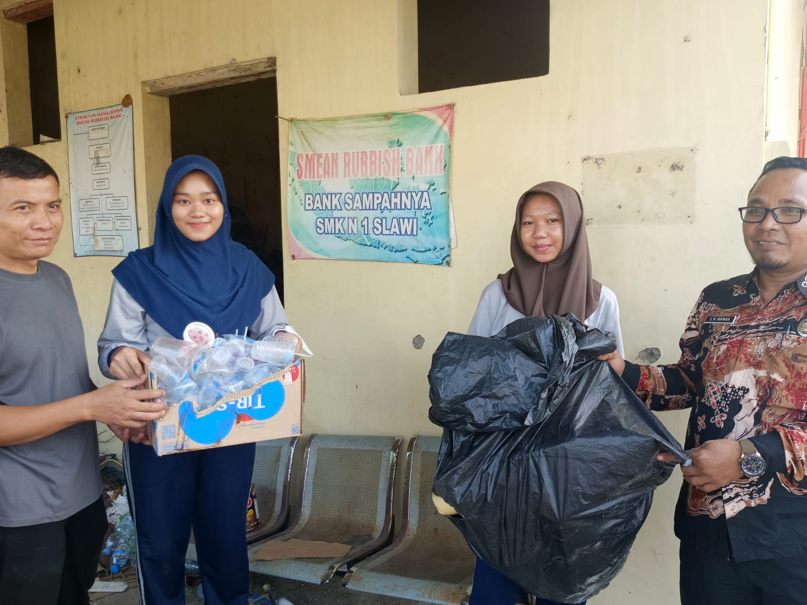 Peringati World Clenup Day, SMK Negeri 1 Slawi Bersih-bersih Sekolah 