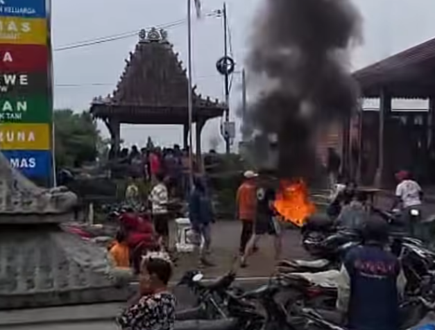 Memanas, Warga Desa Jeruk Boyolali Bakar Ban Tuntut Pencairan Dana Proyek