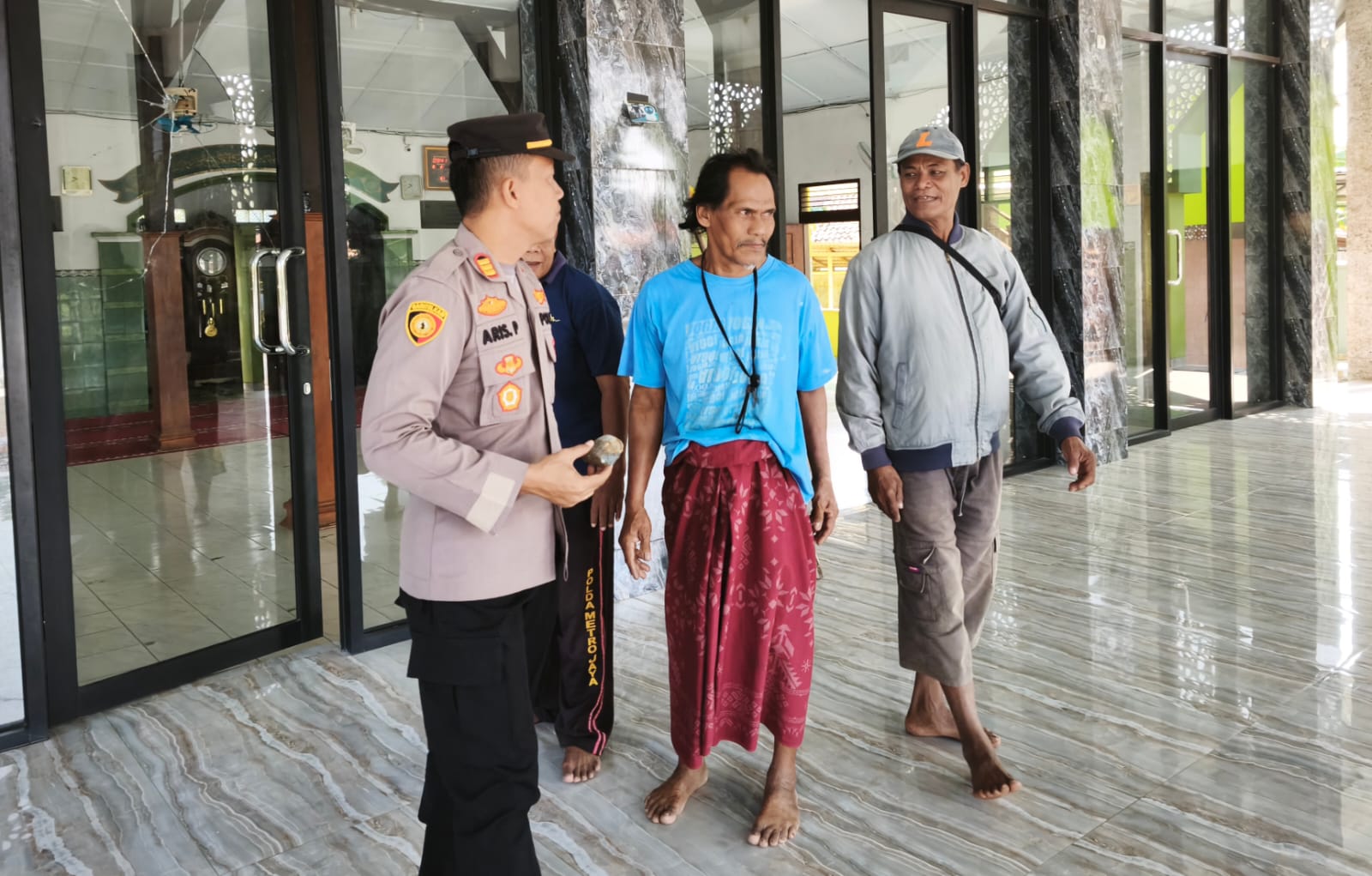 ODGJ Ngamuk di Kalikalong Pati, Lempari Kaca Masjid  