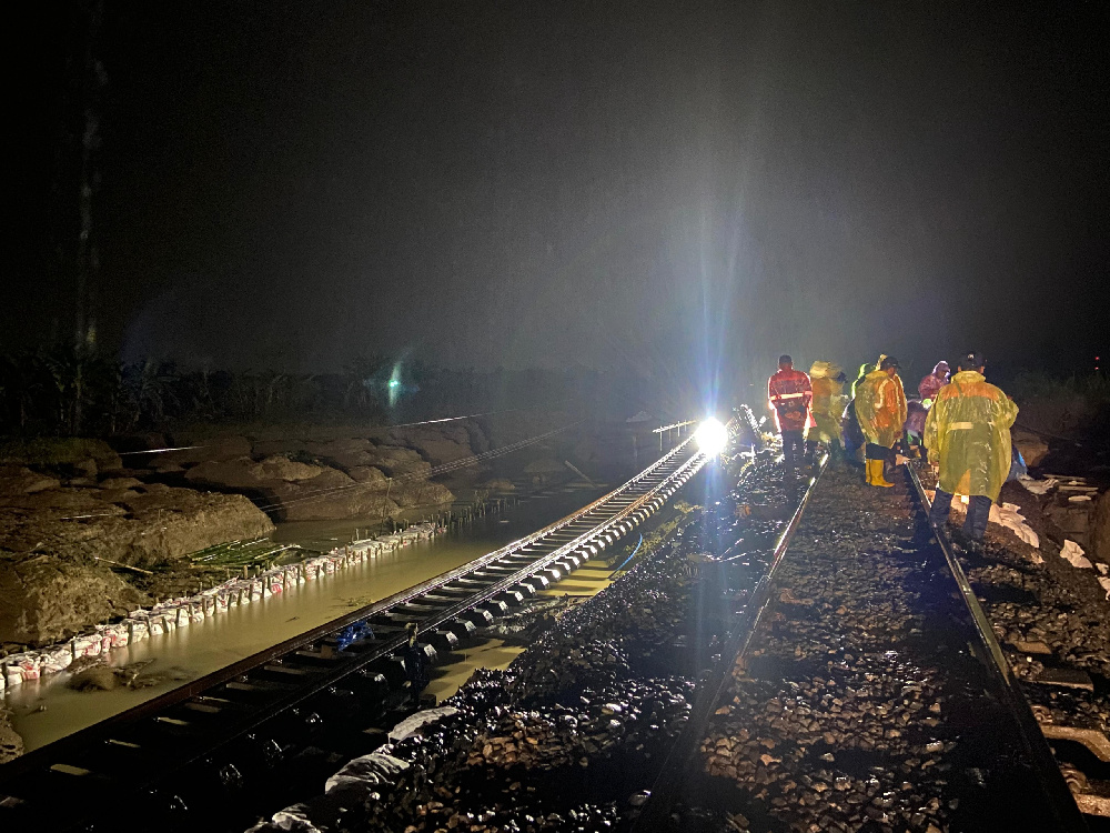 Air Kembali Meluap, Jalur KA Antara Stasiun Gubug - Stasiun Karangjati Kembali Ditutup 