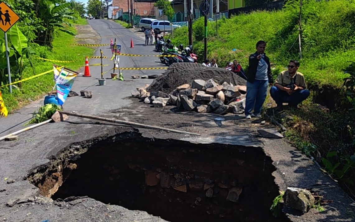 Jalan Honggowongso Ambles, Agustina Turun Tangan: Ekskavator Diterjunkan dan Perbaikan Dikebut 45 Hari