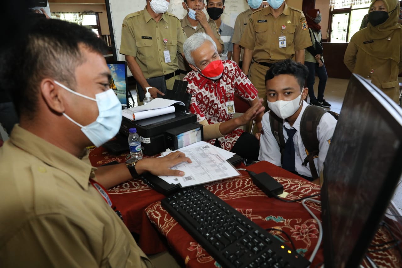 Ganjar Sidak PPDB ke SMAN 5 Semarang, Apa Hasilnya?