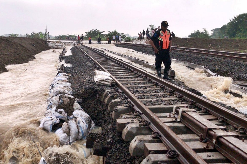 Kembali Meluap, Aliran Sungai Tuntang Menggenangi Jalur KA di Grobogan