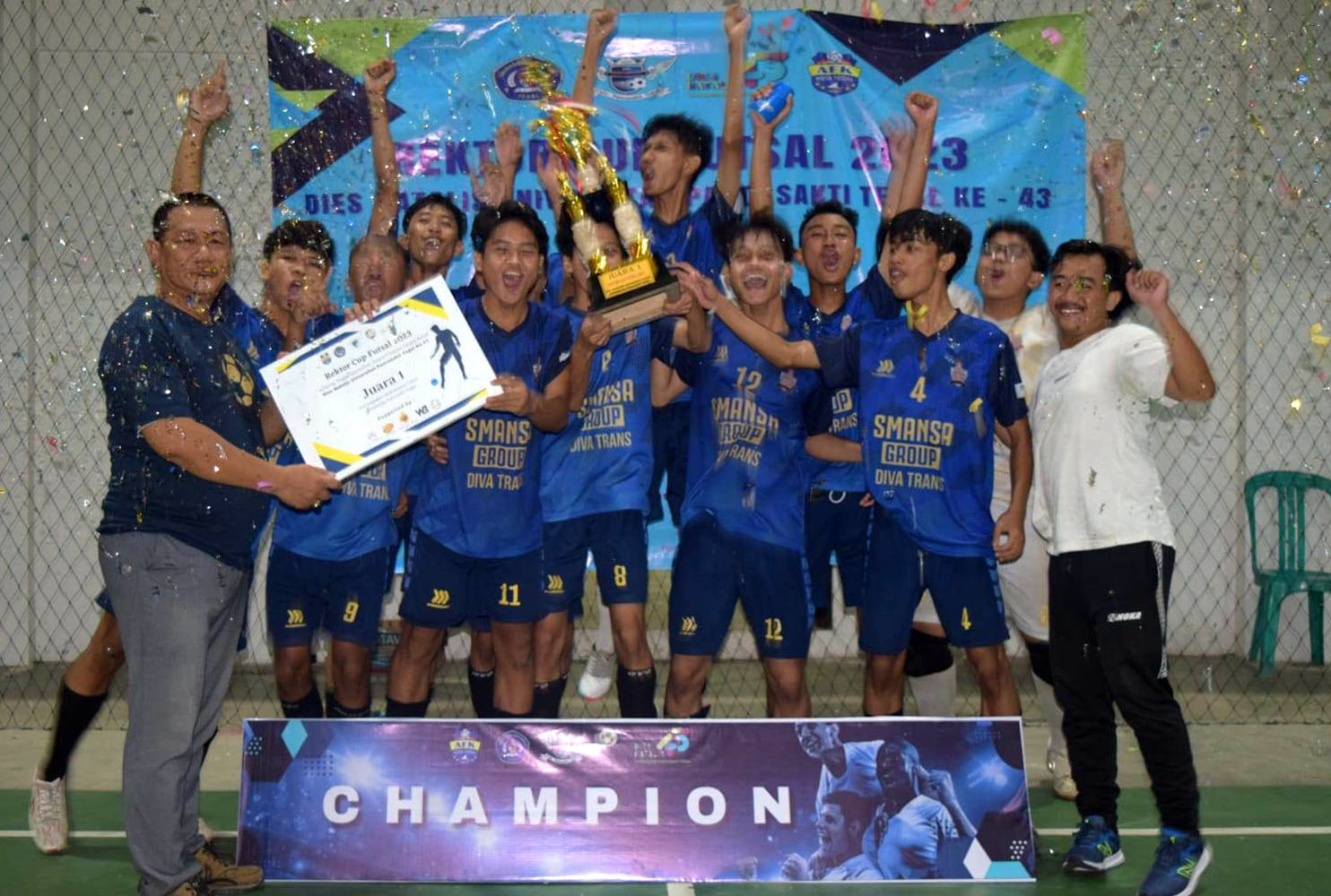 UPS Serahkan Trofi Turnamen Futsal Piala Rektor