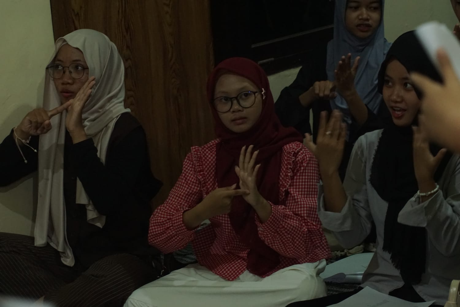 Ngabuburit Unik Gen Z di Batang, Pilih Belajar Bahasa Isyarat daripada Nongkrong
