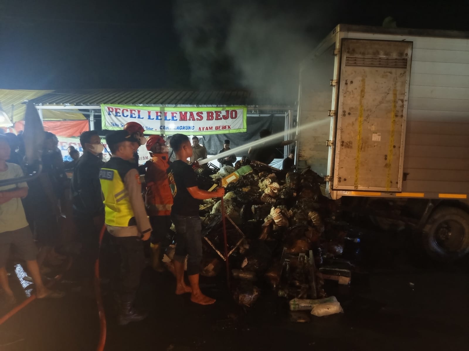 Respon Cepat Polres Tegal Tangani Kebakaran Truk Paket di Adiwerna