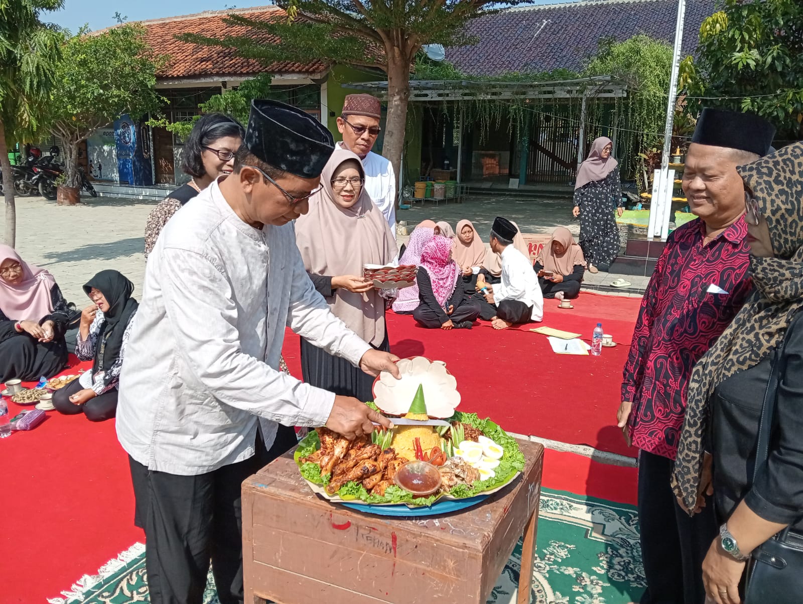 Warnai Peringati HUT Ke-39, SMP Negeri 2 Margasari Kabupaten Tegal Salurkan Bantuan Sosial