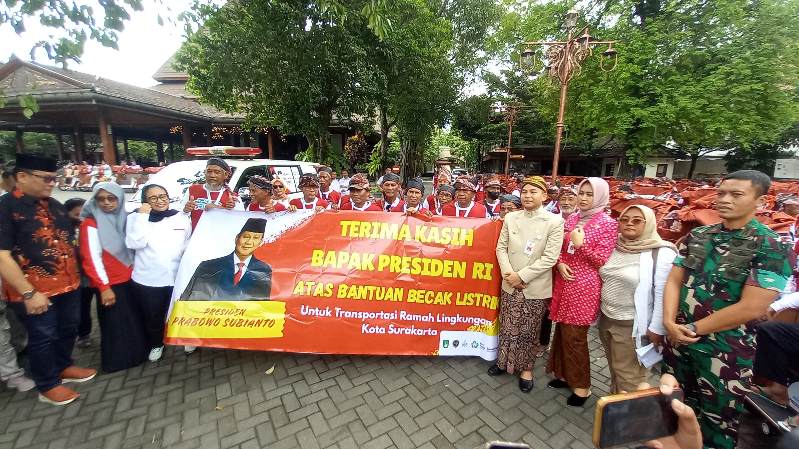 GSN Salurkan 200 Becak Listrik Bantuan Presiden Prabowo untuk Pengayuh Becak Lansia di Solo