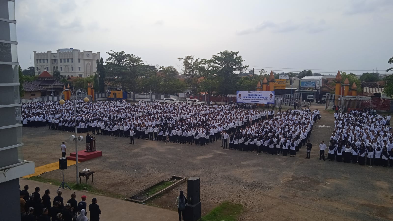 Bupati Batang Serahkan 2.818 SK PPPK Paruh Waktu, Bisa Jadi Penuh Waktu?