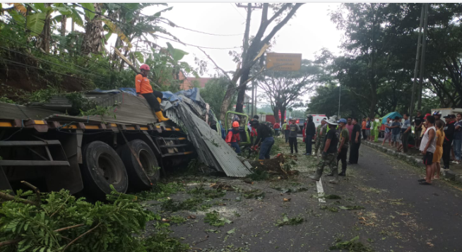 Sopir Tewas Terjepit, Truk Muatan Asbes 30 Ton Rem Blong di Jalan Lingkar Salatiga
