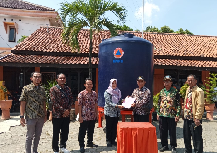 BPBD Kabupaten Tegal Serahkan Bantuan Paket Tandon Air