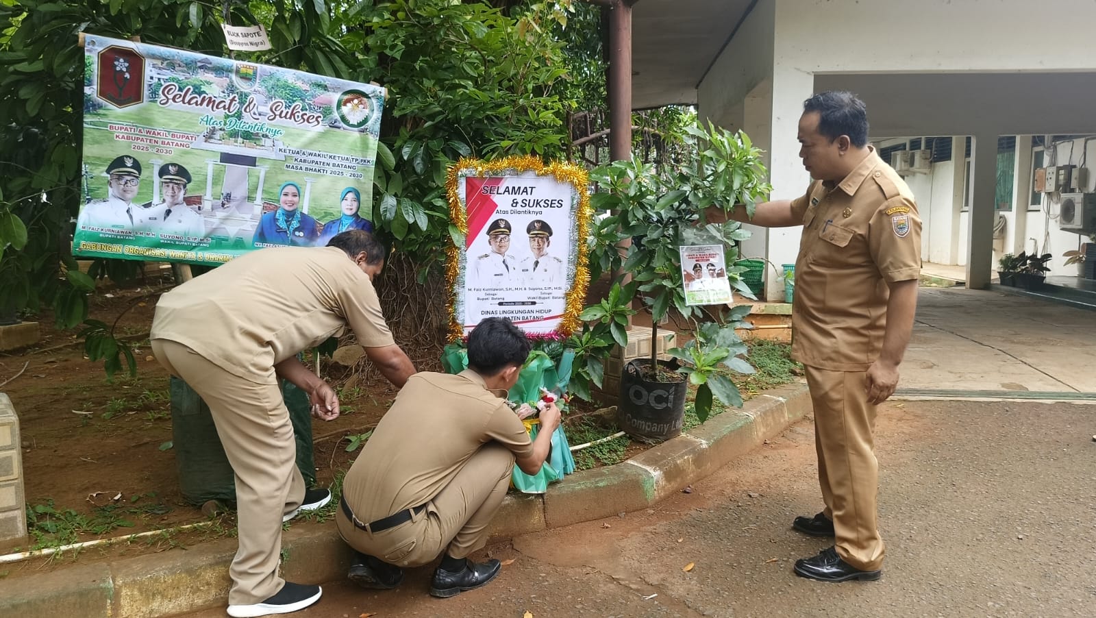 Sertijab Bupati dan Wakil Bupati Batang, Dinas Lingkungan Hidup Ucapkan Selamat dengan Bibit Pohon Kelengkeng