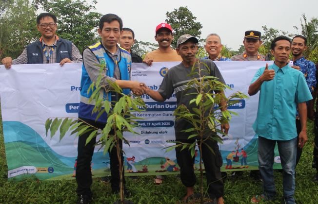 PT Jasamarga Solo Ngawi Serahkan 100 Bibit Durian di Pati