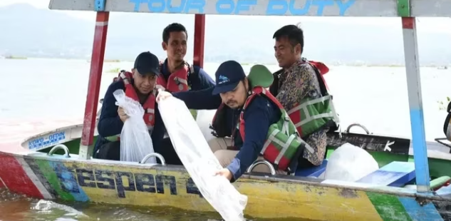 Perum Jasa Tirta Tebar 50.000 Ribu Benih Ikan di Danau Rawa Pening