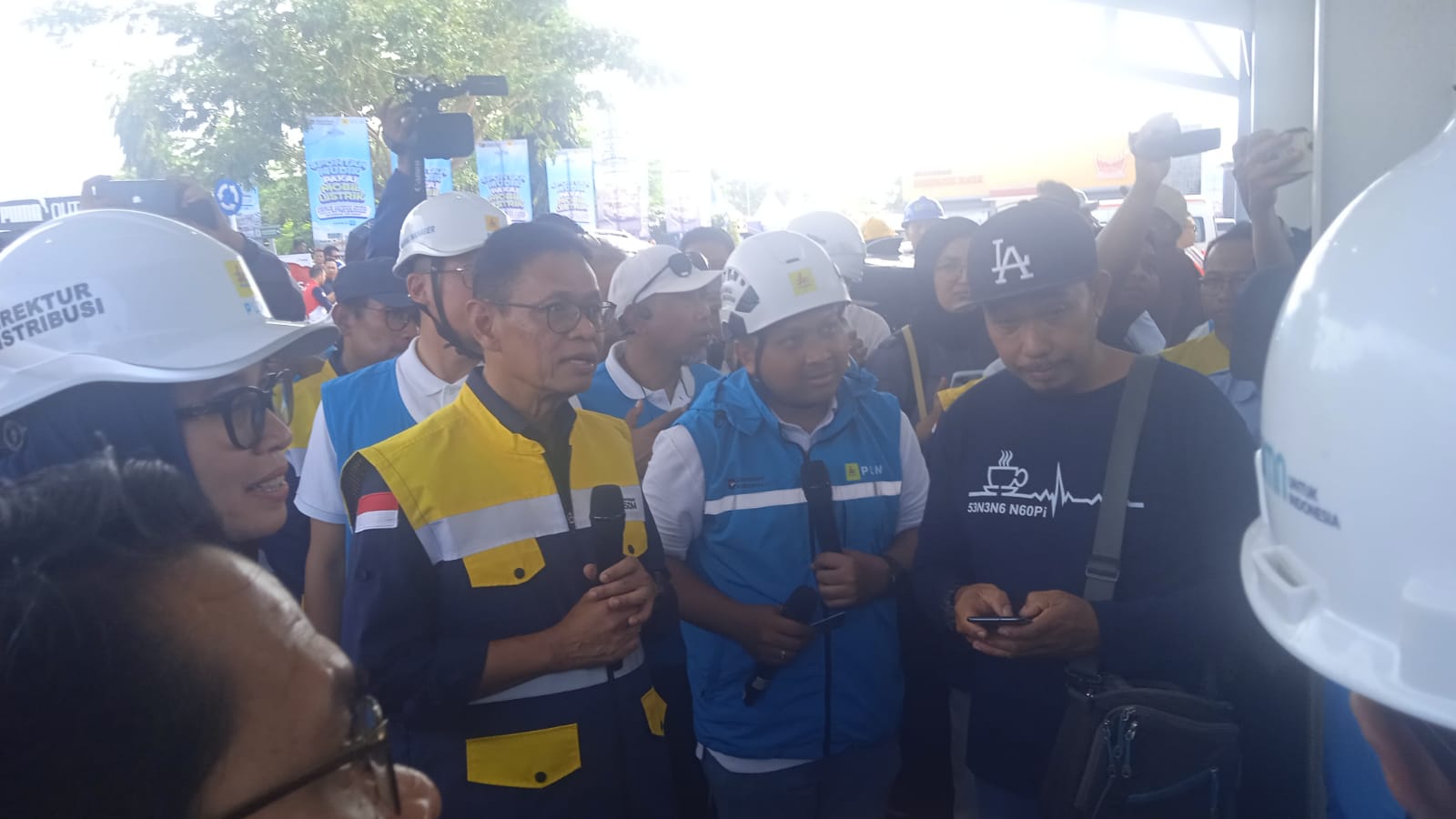 Pemudik Mobil Listrik Melonjak, Wamen ESDM Kunjungi SPKLU PLN di Rest Area Tol Batang