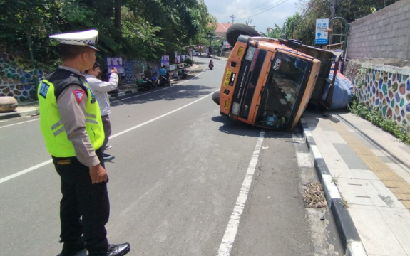 Hindari Sepeda Motor, Truk Muat Semen Terguling di Salatiga