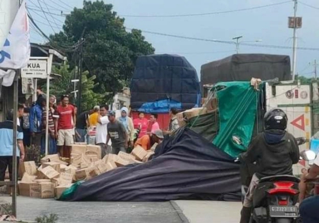 Truk Bermuatan Minyak Goreng Terguling di Petarukan Kabupaten Pemalang 