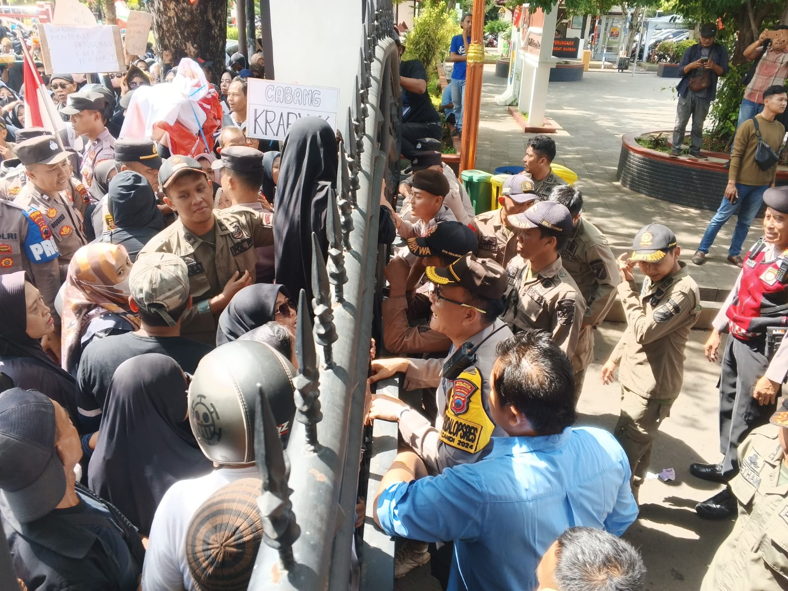 Ribuan Korban BMT Mitra Umat Pekalongan Demo, Desak DPRD Kota Pekalongan Bentuk Pansus