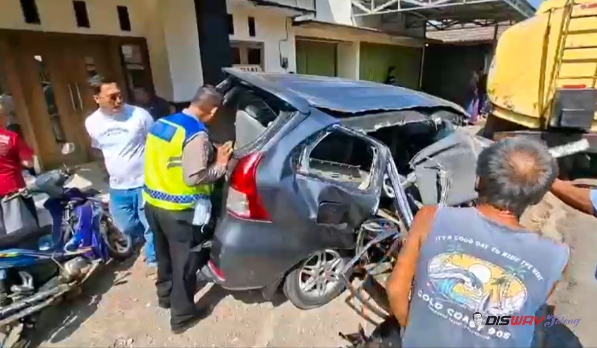 Truk Tangki Tabrak Truk Hino di Salaman, Enam Orang dalam Xenia Dilarikan ke Rumah Sakit