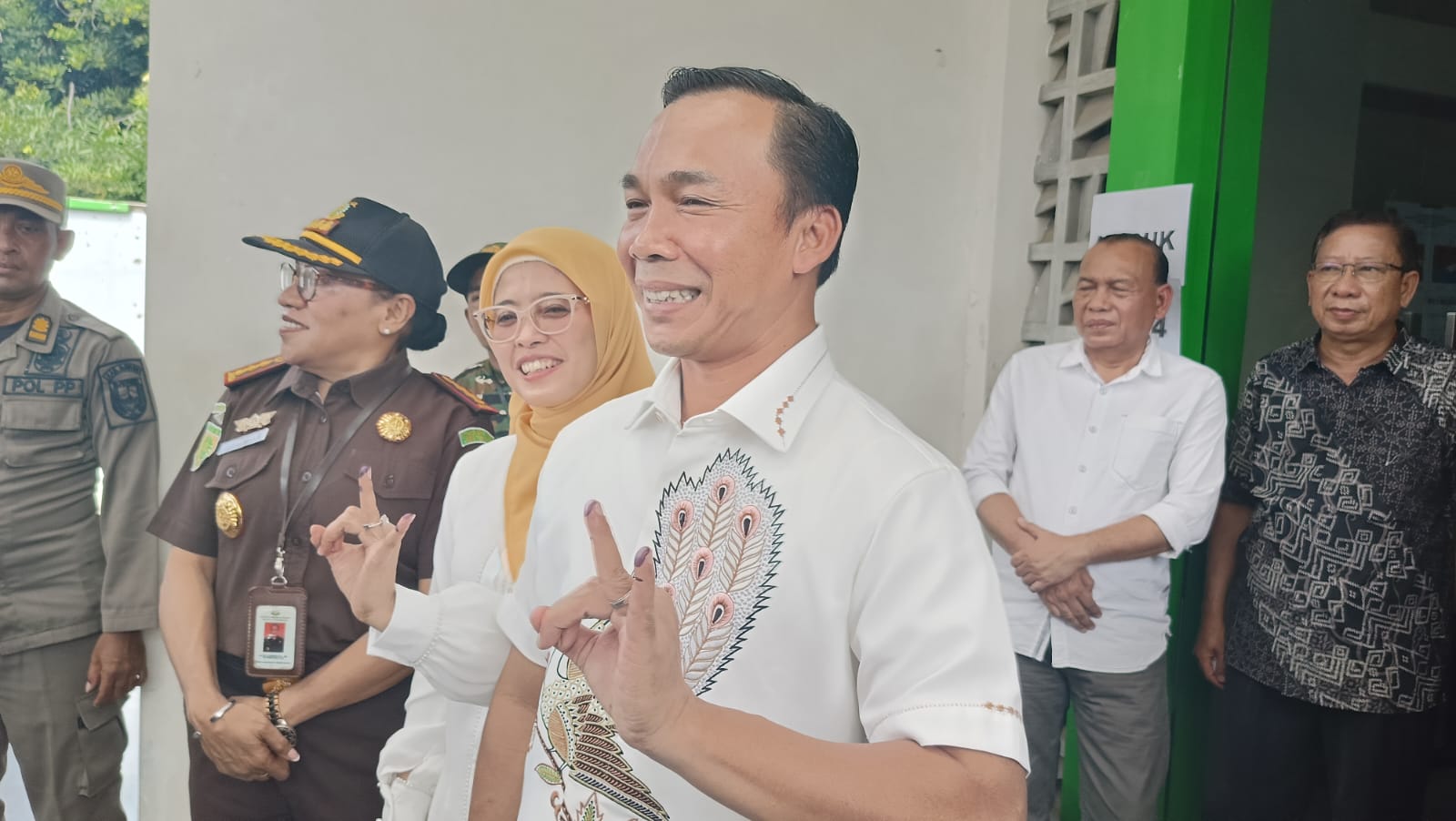 Wihaji Nyoblos di Batang, Menteri Kependudukan dan Pembangunan Keluarga  Beri Kode Pilih Nomor Ini