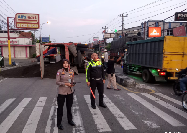 Sopir Ngantuk, Dump Truk Muat Pasir Terguling Usai Hindari Motor di Ungaran