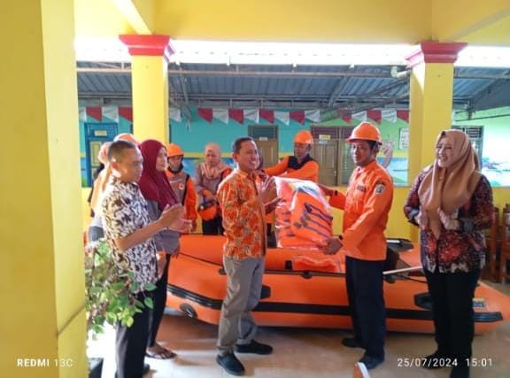 Wujudkan Aspirasi, DPRD Berikan Perahu Karet untuk Pemdes Sidaharja Kabupaten Tegal