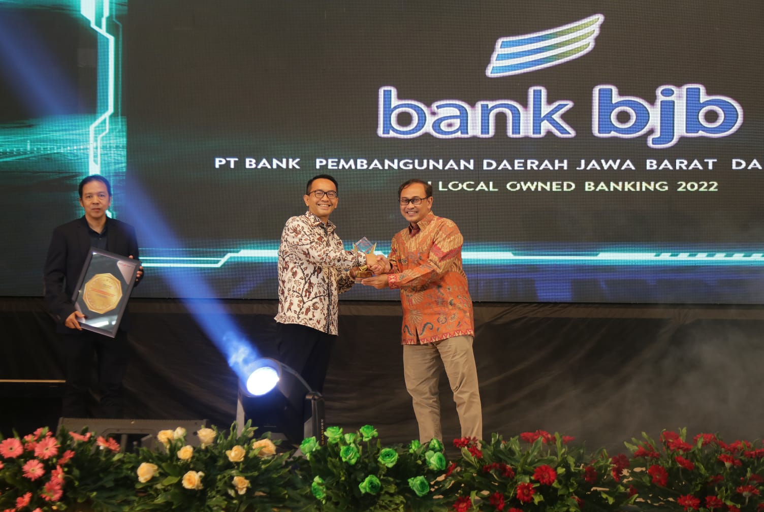Keren! bank bajb Raih 'Best Digital Leadership in Local Owned Banking 2022”