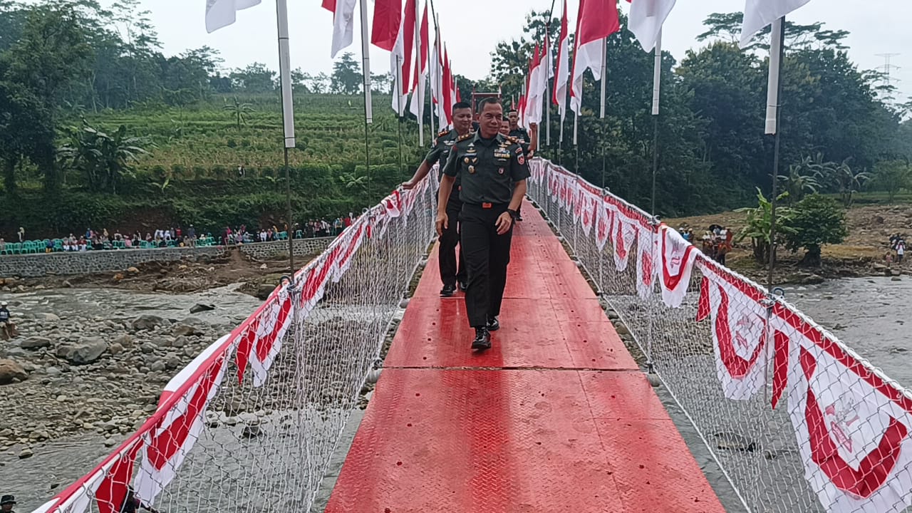 Pangdam IV/Diponegoro Resmikan Jembatan Gantung Merah Putih di Batang, Kades: Impian sejak 1986