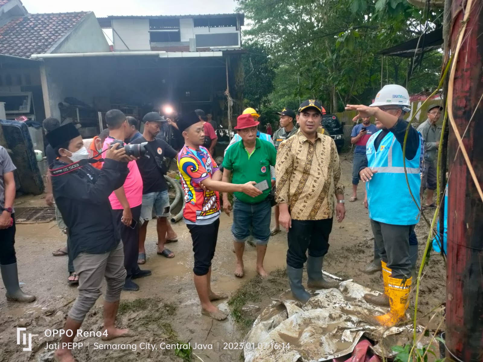 Tinjau Lokasi Banjir di Semarang, Taj Yasin : Seribu Sak Limbah Batubara Dikirim Dari Jepara Untuk Talud Darur