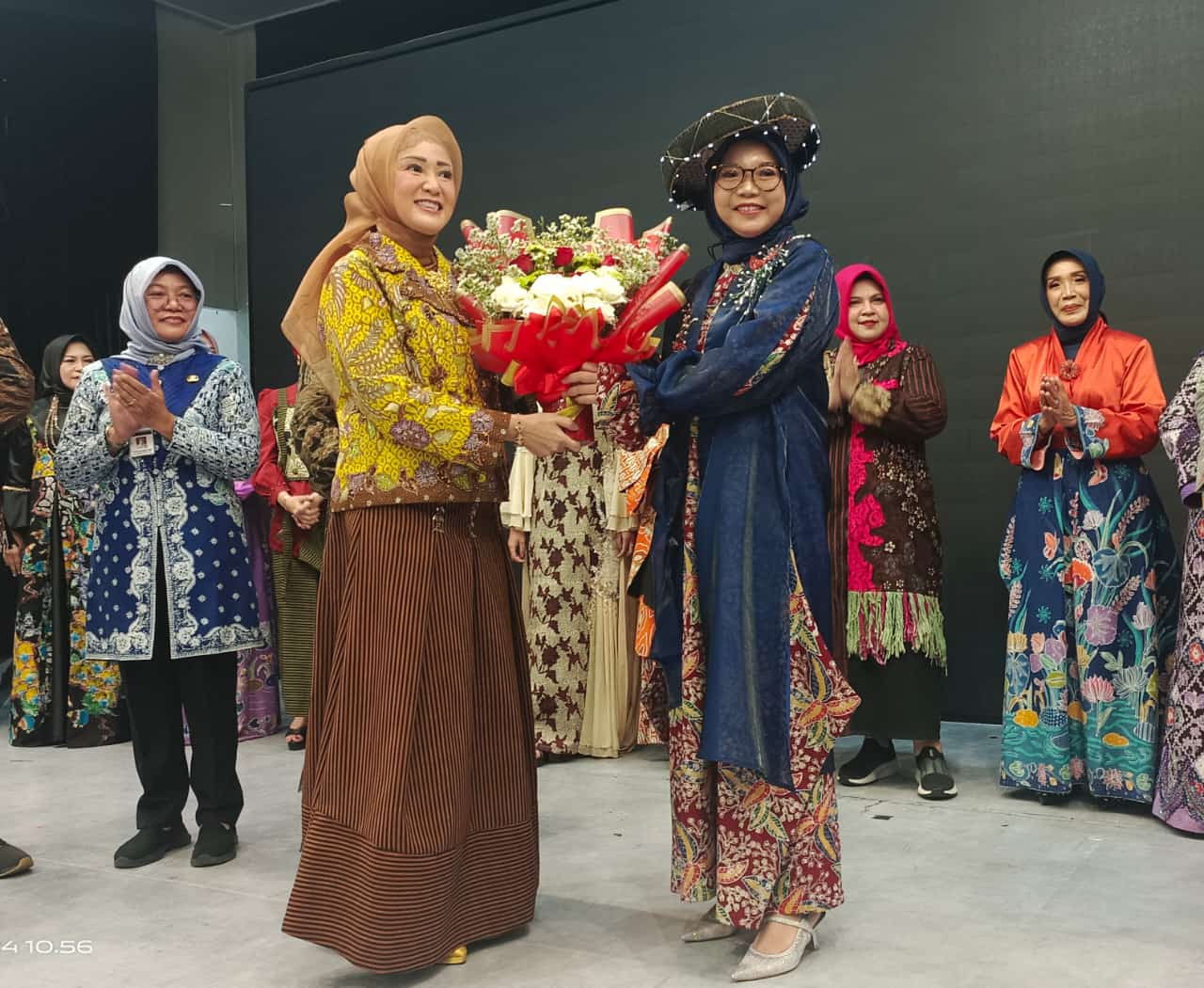 Dekranasda Kudus Juara Fashion Show Jateng, Dewan Juri Penasaran Filosofi Batik Parijoto dan Caping Kalo 