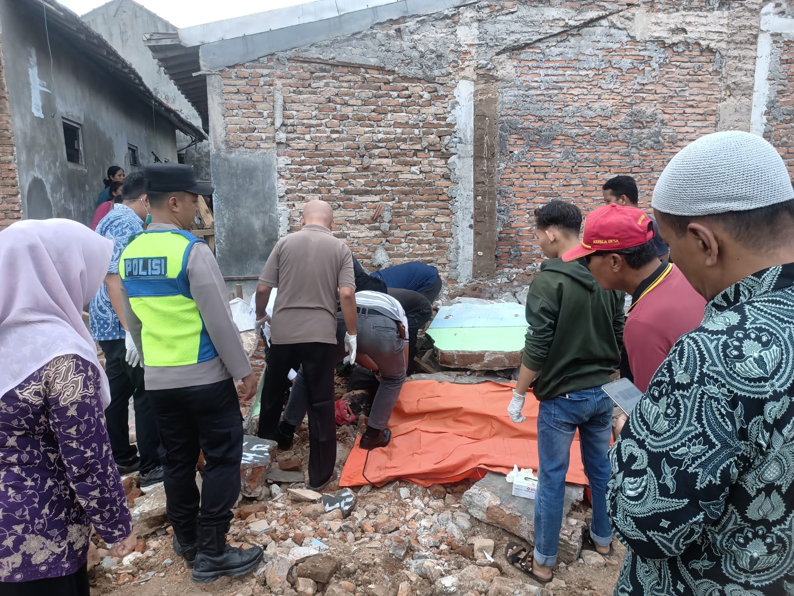 Bongkar Masjid di Kudus, Pekerja Tewas Tertimpa Tembok Ambruk