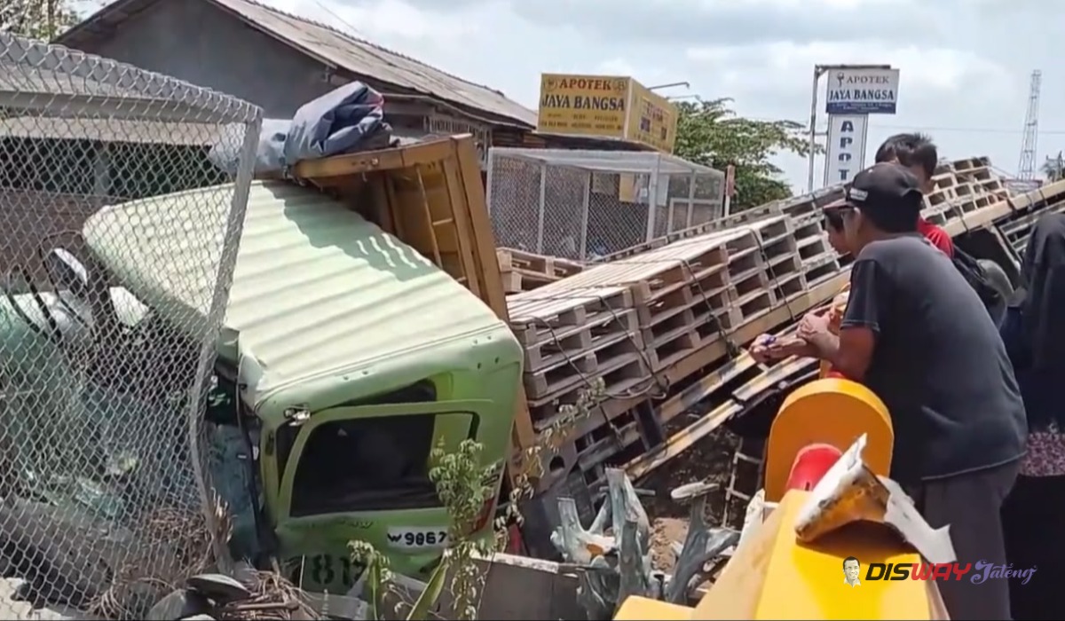 Truk Tronton Tabrak Jembatan dan Pipa BBM Pertamina di Kebasen, Dua Orang Luka