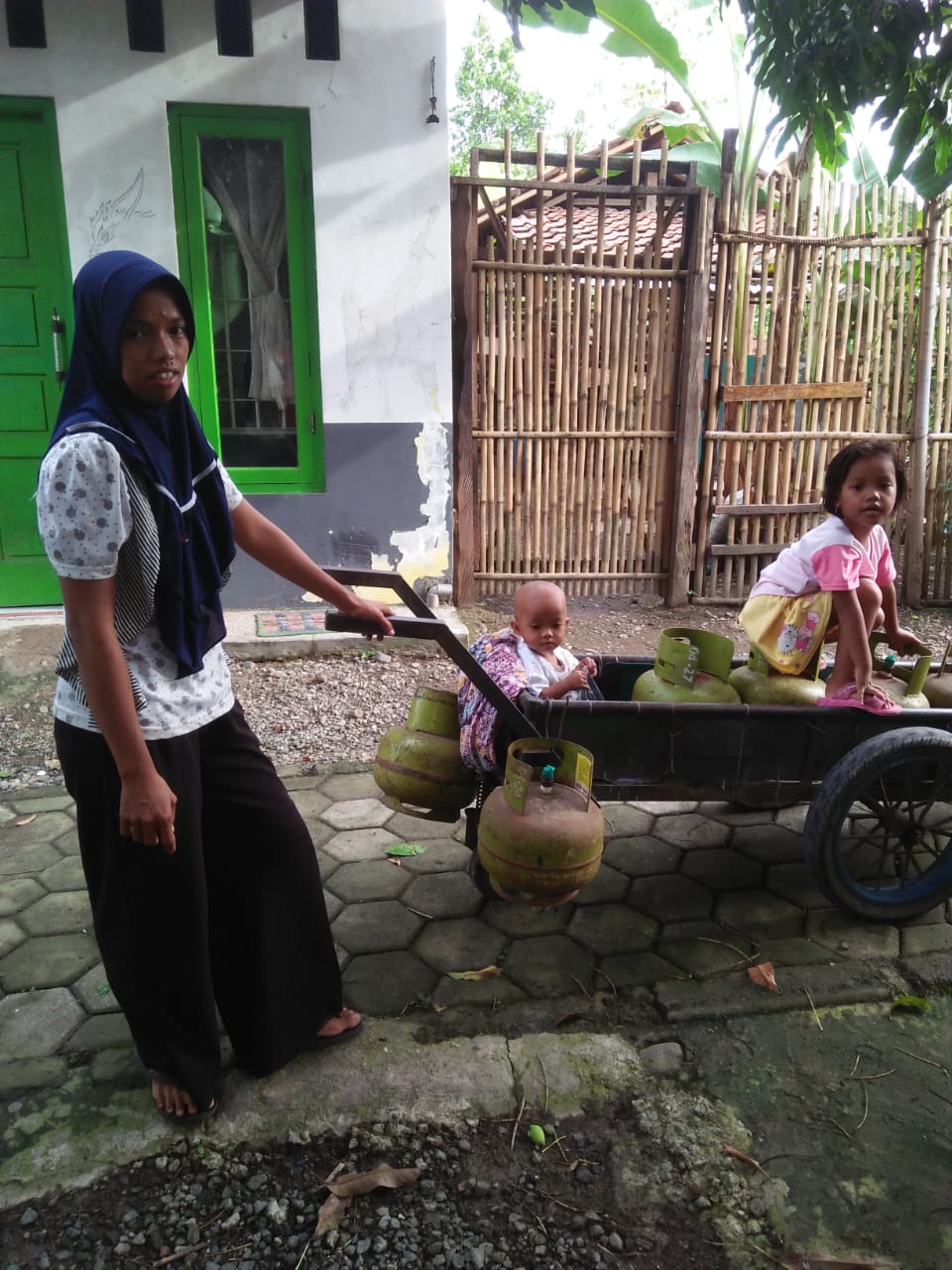 Sambung Kebutuhan Hidup, Ibu di Tegal Jual Gas Sambil Bawa Dua Anaknya