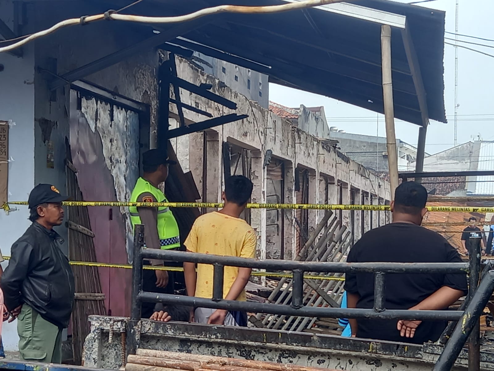 102 Lapak dan 18 Kios Ludes Terbakar, Polisi Berjaga Amankan Lokasi Kebakaran Pasar Pagi