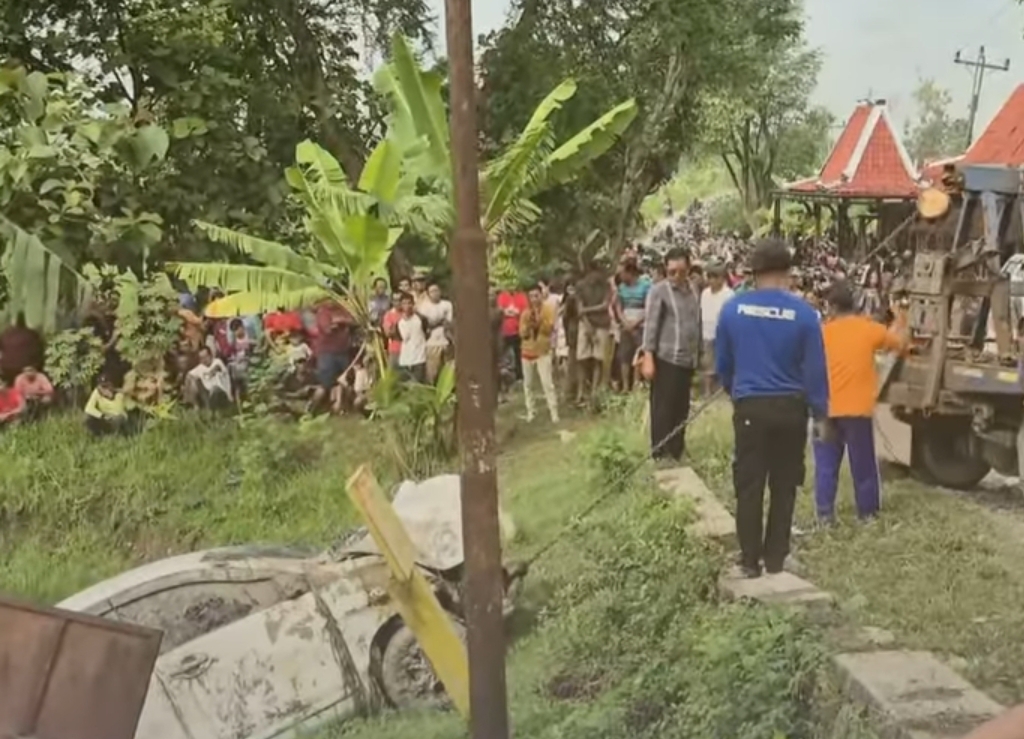 Mobil Pengantar Jemaah Haji Grobogan Tertemper KA Argo Bromo, Empat Orang Meninggal