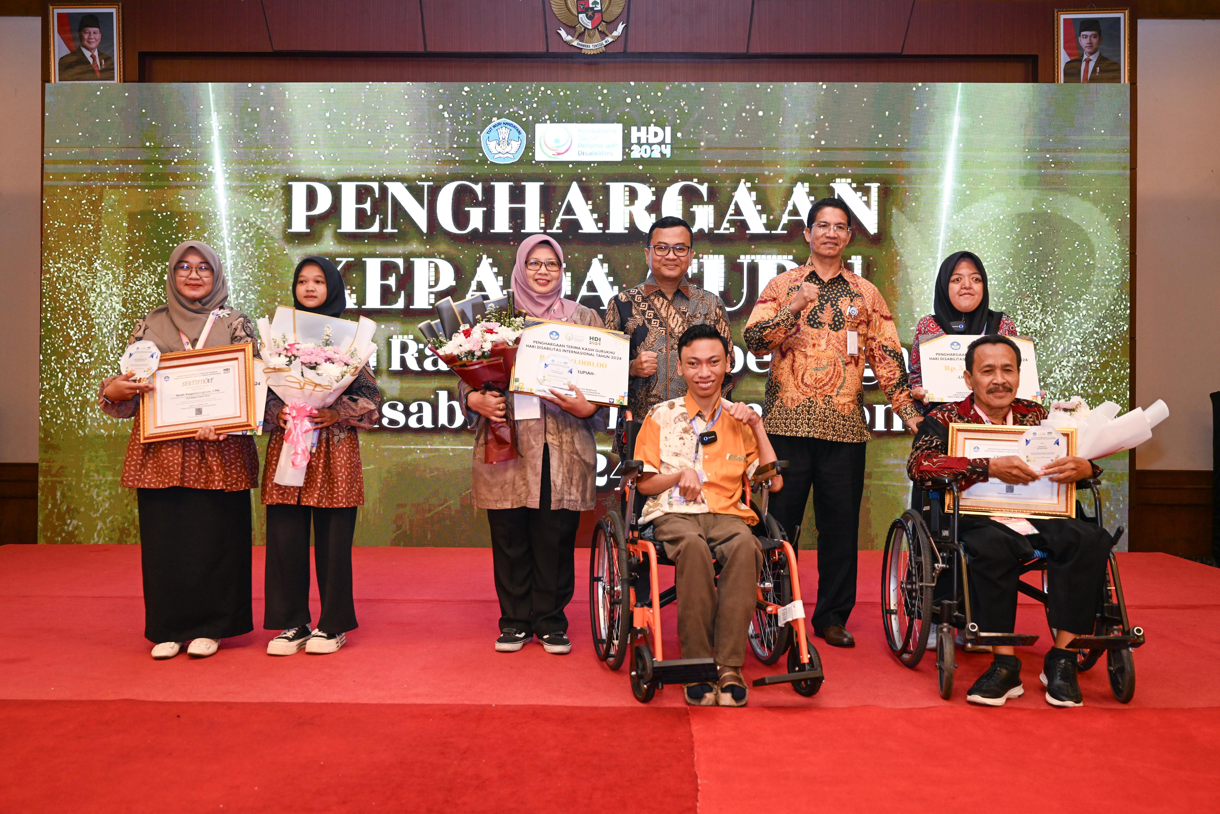 Sosok Pengajar Inspiratif, Dua Guru Disabilitas Jateng Diganjar Anugerah Kemendikdasmen