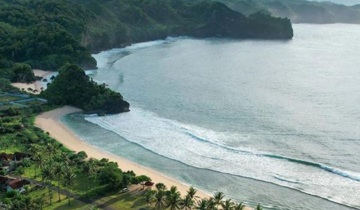 5 Rekomendasi Pantai di Pacitan dengan Pemandangan Air Terjun, Kunjungi Saat Liburan!