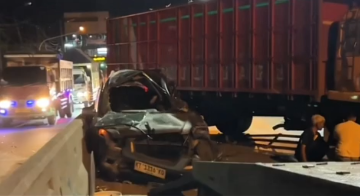 Truk Fuso Rem Blong, Hantam Honda CR-V Hingga Terseret Puluhan Meter di Depan Apac Inti Bawen