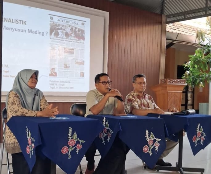 Ratusan Siswa SMP Negeri 2 Tegal Belajar Pengelolaan Mading dan Foto Jurnalistik