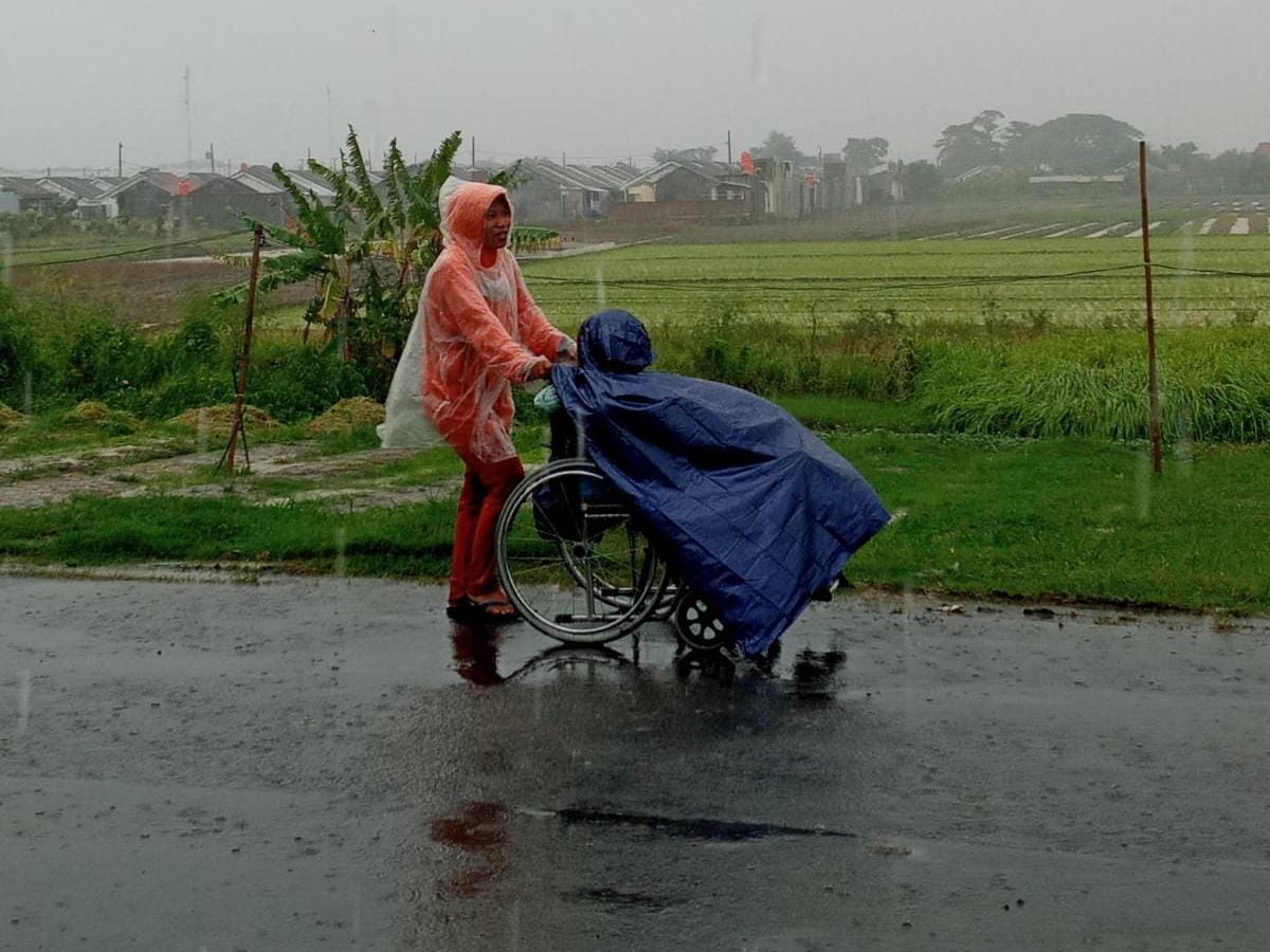 Seminggu 2 Kali Antar Suami Cuci Darah dari Rumah ke RS Pakai Kursi Roda, Ketegaran Sang Istri Ini Bikin Pilu