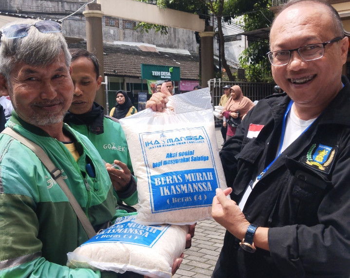 Sediakan Makan Siang Gratis, Ojol Hingga Kelompok Difabel Serbu Pasar Murah Ikasmanssa