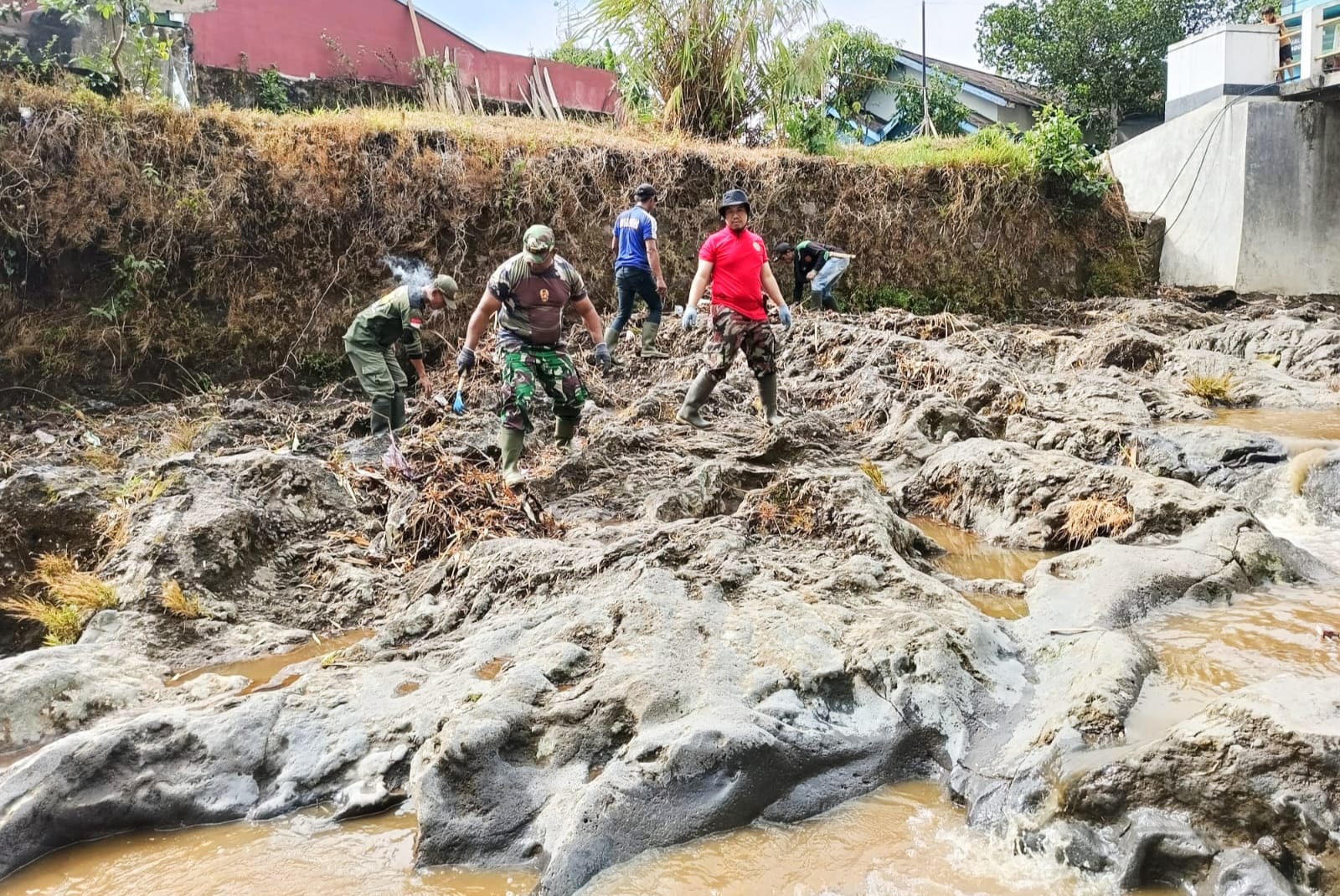 Kodim Pemalang Bersihkan Sungai Rejasa 