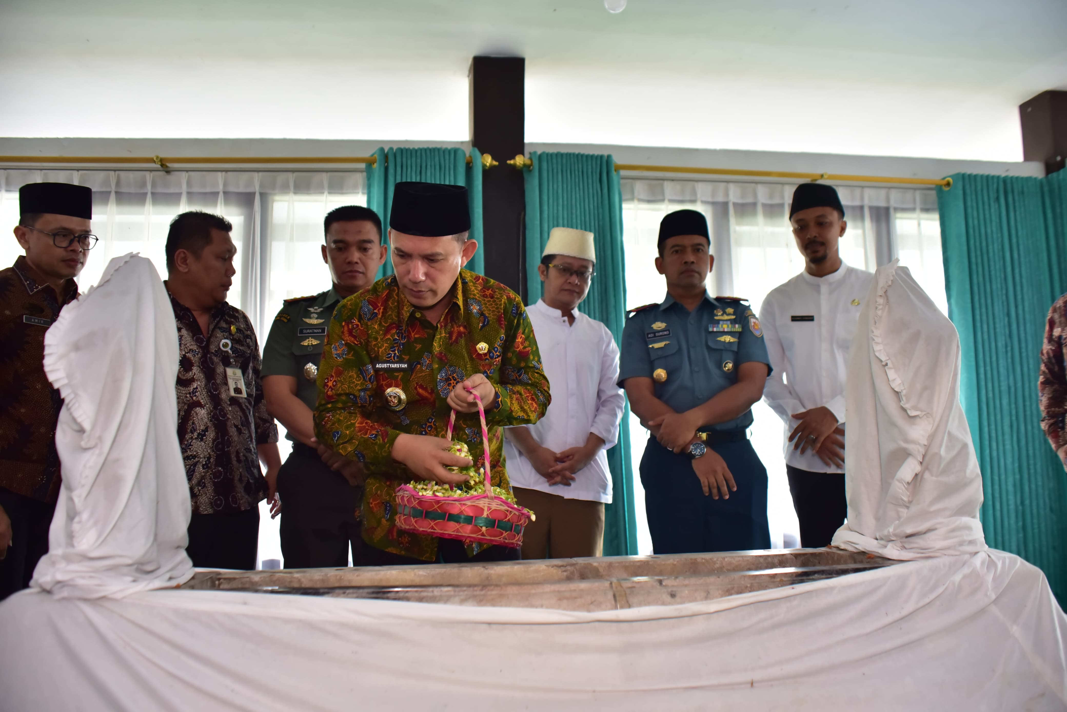 Pj Bupati Tegal Ziarah ke Makam Pendiri Kabupaten Tegal