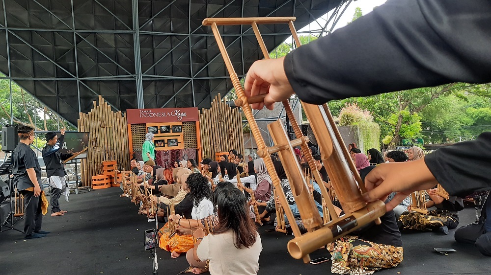 Sembari Ngabuburit, Puluhan Remaja Belajar Angklung di Taman Indonesia Kaya Semarang