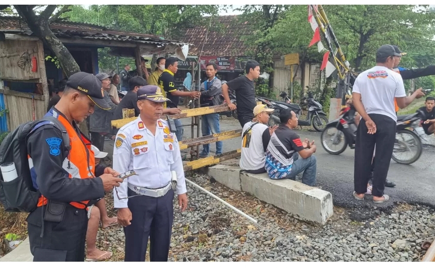 Palang Pintu Perlintasan di Toroh Grobogan Rusak Akibat Kecelakaan, Dinas Terkait Lakukan Perbaikan