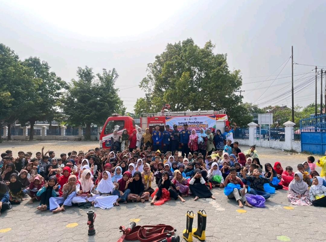 Bukan Sekadar Simulasi, SDN Mangkukusuman 4 Tegal Latih Siswa Siaga Hadapi Kebakaran